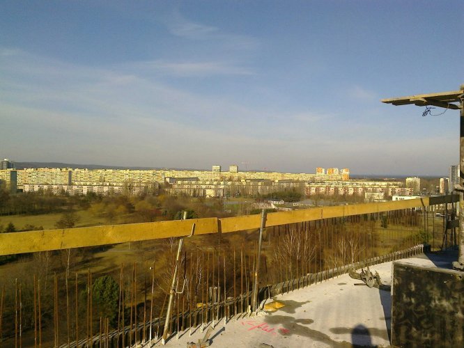 Budynek Delta - widok z piętra 10 na park im. Jana Pawła II, w kierunku Gdyni z Zatoką Gdańską na horyzoncie.