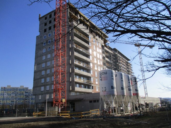 Budynek Delta - narożnik północny, prace na poziomie piętra 12, widok od strony parku im. Jana Pawła II.
