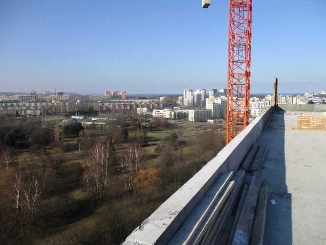 Budynek Delta - widok z dachu w kierunku północnym z Zatoką Gdańską i Gdynią na horyzoncie.