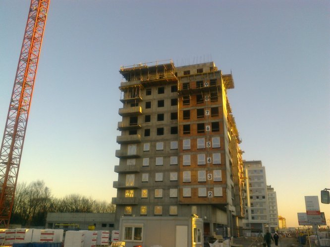 Budynek Charlie - elewacja szczytowa, południowo-zachodnia, montaż okien na poziomie piętra 6.