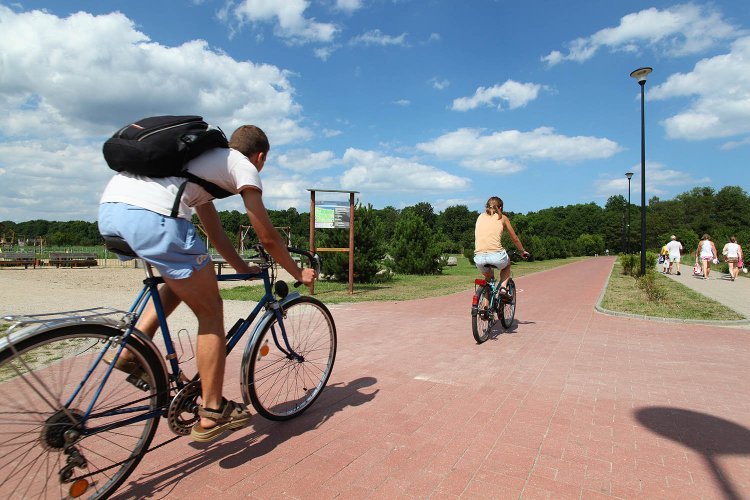 Gdańskie ścieżki rowerowe, prowadzące od Awiatora do Parku im. Reagana oraz mola i plaży w Brzeźnie.