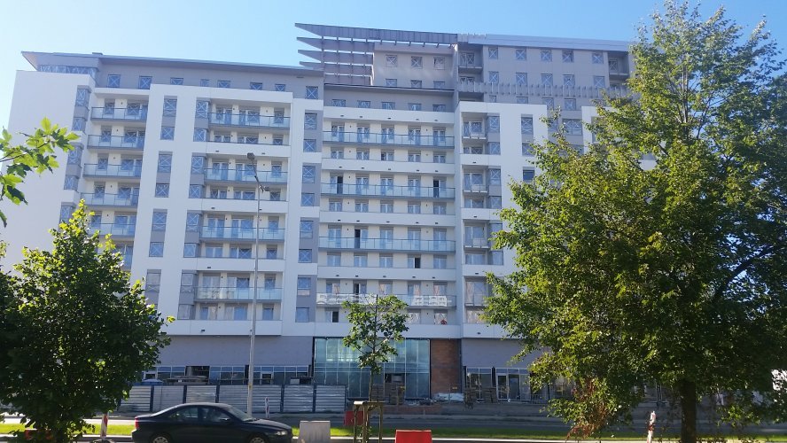 Budynek Delta - elwacja frontowa południowo-wschodnia, widok z drugiej strony Alei Jana Pawła II.
