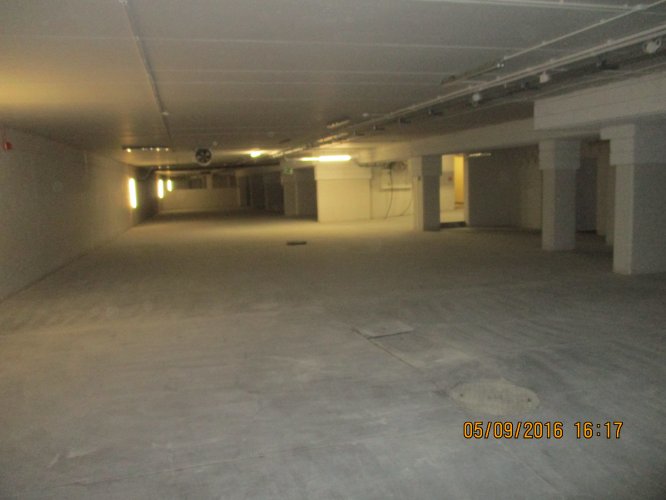 Budynek Delta - podziemna hala garażowa na poziomie -1. Trwają ostatnie prace wykończeniowe.