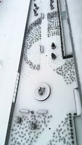 Budynek Delta - widok z piętra 8 na pokryte śniegiem patio zlokalizowane od strony parku im. Jana Pawła II.