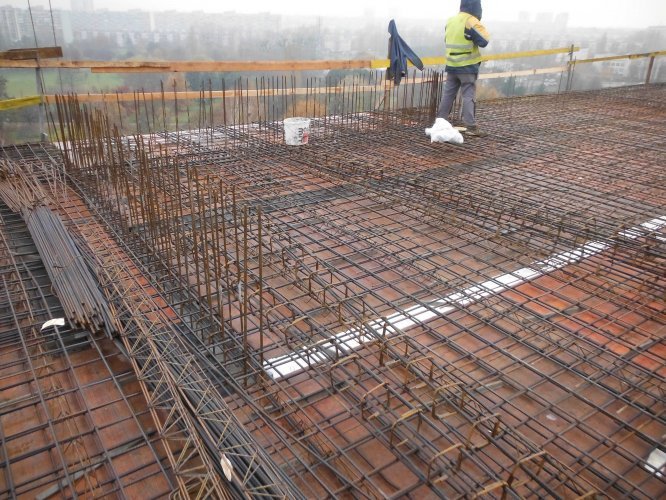 Budynek Charlie - zbrojenie stropu piętra 9, widok w kierunku północnym.