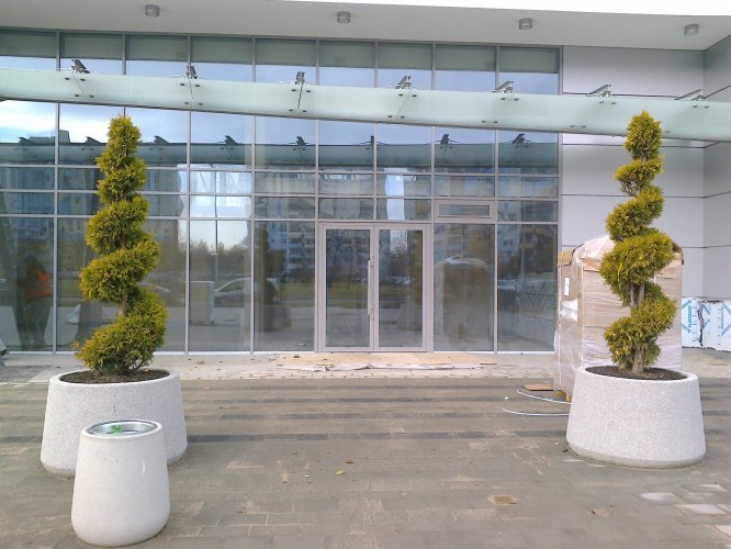 Budynek Delta - główne wejście do budynku, widoczy dwupoziomowy hol wejściowy z antresolą.