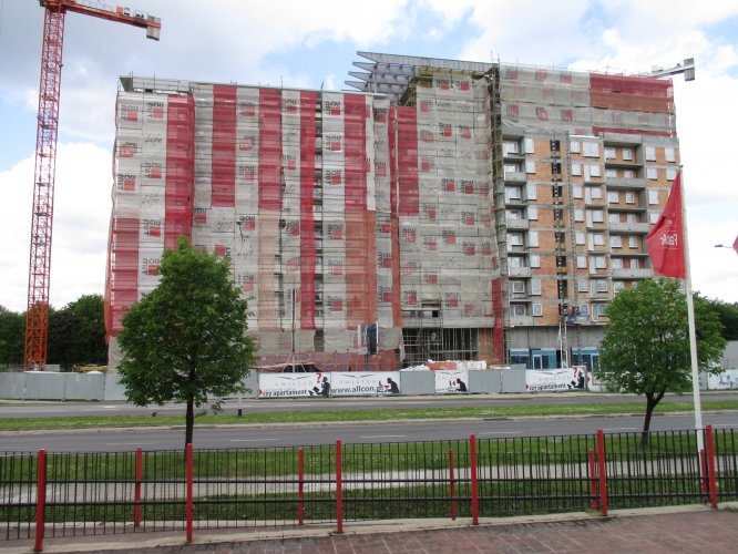 Budynek Charlie - elewacja frontowa, południowo-wschodnia podczas prac dociepleniowych.