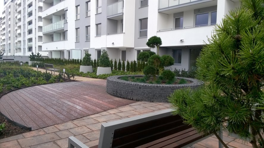 Budynek Delta - zielone patio dostępne dla mieszkańców zlokalizowane od strony parku im. Jana Pawła II.