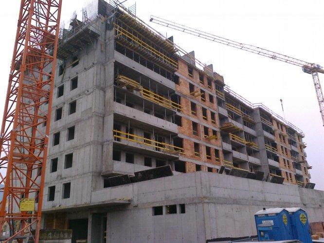 Budynek Delta - prace na poziomie piętra 8, na pierwszym planie widoczne patio od strony parku.