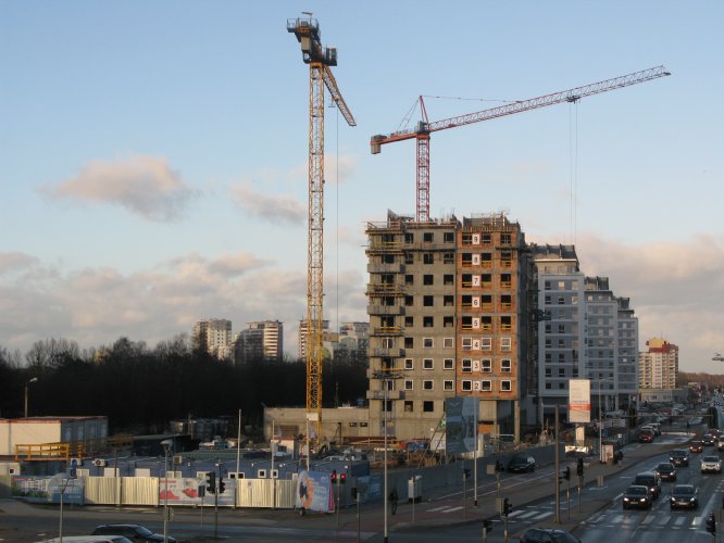 Budynek Delta - prace na poziomie piętra 10, widok o strony południowo-zachodniej, wzdłuż Alei Jana Pawła II.