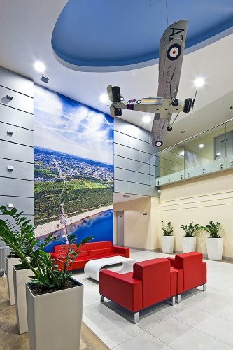 Awiator - 2-poziomowy, główny hol wejściowy z antresolą, poczekalnią oraz lotniczymi elementami dekoracyjnymi.