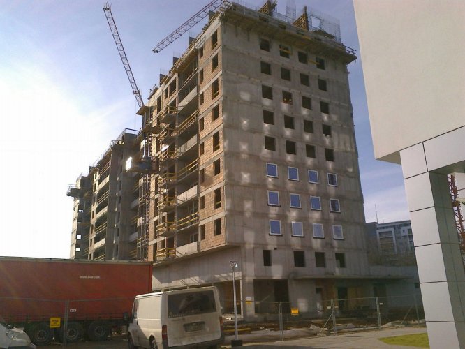 Budynek Delta - narożnik wschodni prace na poziomie piętra 10, widok od strony Alei Jana Pawła II.