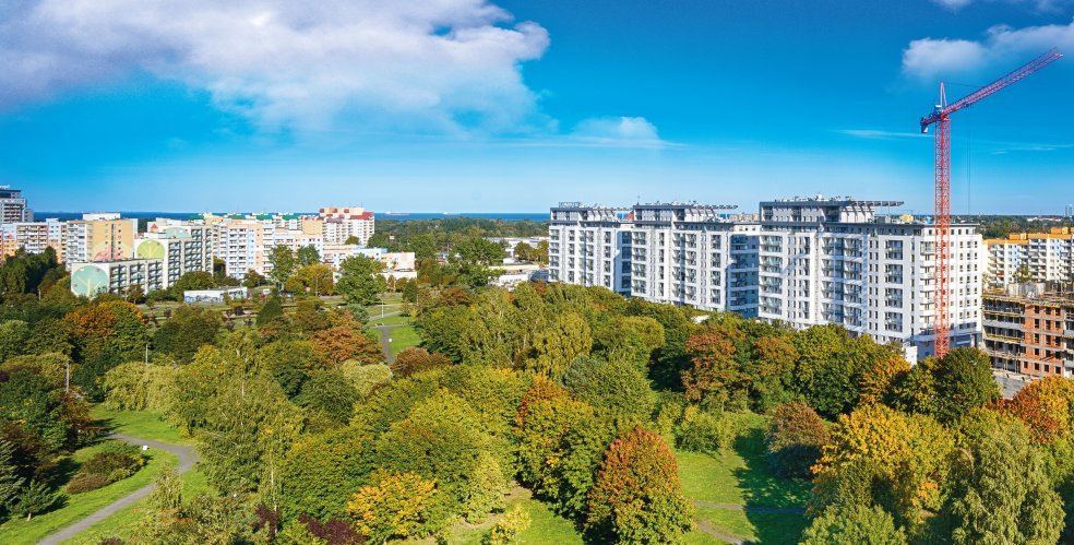 Park im. Jana Pawła II oraz budynki Awiatora, widok w kierunku Zatoki Gdańskiej.