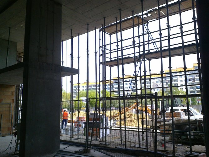 Budynek Charlie - 2-poziomowa strefa wejściowa do budynku dostępna od strony parkingu Alei Jana Pawła II.