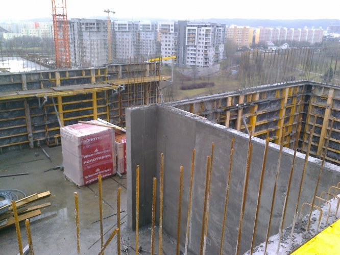 Budynek Charlie - realizacja ścian żelbetowych na poziomie piętra 11, widok w kierunku zachodnim.