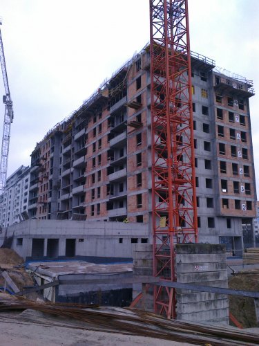 Budynek Charlie - prace na poziomie piętra 10, narożnik zachodni widziany od strony parku im. Jana Pawła II.
