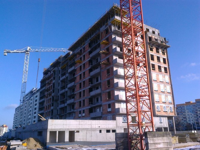 Budynek Charlie - narożnik zachodni, widoczne patio na poziomie piętra 1 od strony parku im. Jana Pawła II.