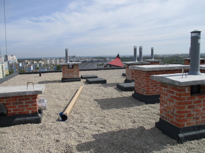Budynek Charlie - widok z dachu w kierunku północno-wschodnim z Zatoką Gdańską na horyzoncie.