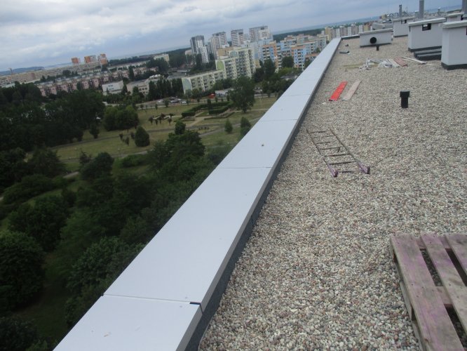 Budynek Charlie - widok z dachu w kierunku Gdyni i Zatoki Gdańskiej, po lewej stronie park im. Jana Pawła II.