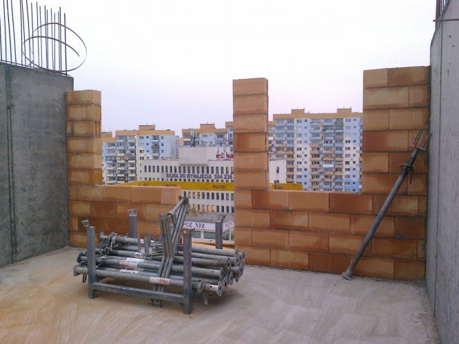Budynek Delta - prace na poziomie piętra 7, murowanie ceramicznych ścian zewnętrznych elewacji południowo-wschodniej.