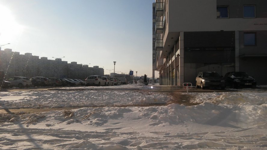 Budynek Delta - zimowy parking przed budynkiem, widok w kierunku południowo-zachodnim.