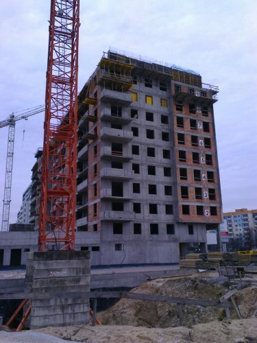 Budynek Charlie - narożnik zachodni, prace na poziomie piętra 10, widok od stony parku im. Jana Pawła II.