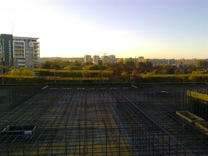 Budynek Delta - realizacja zbrojenia stropu na poziomie piętra 6, widok na park w kierunku zachodnim.