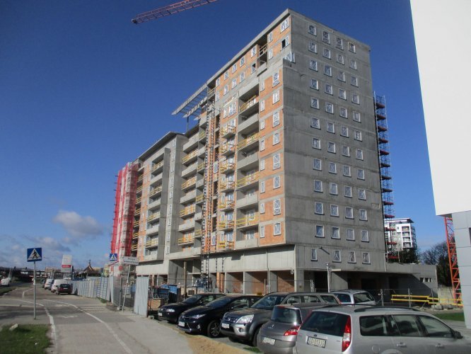 Budynek Delta - narożnik wschodni, przed ustawieniem rusztowań elewacyjnych, widok z parkingu przed budynkiem.