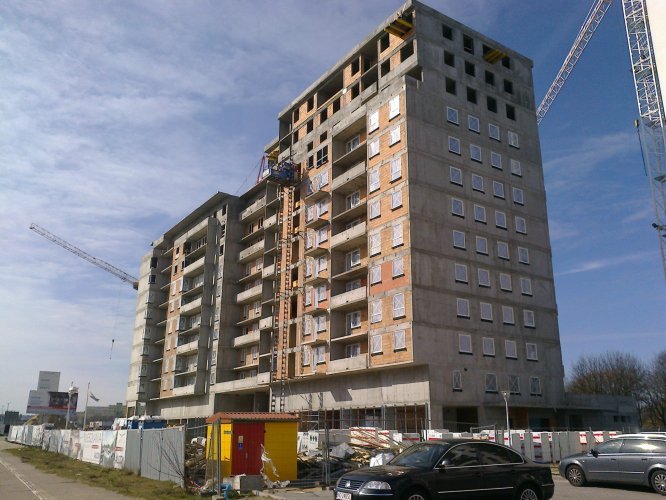 Budynek Charlie - narożnik wschodni, widok od strony Alei Jana Pawła II, montaż okien na poziomie piętra 9.