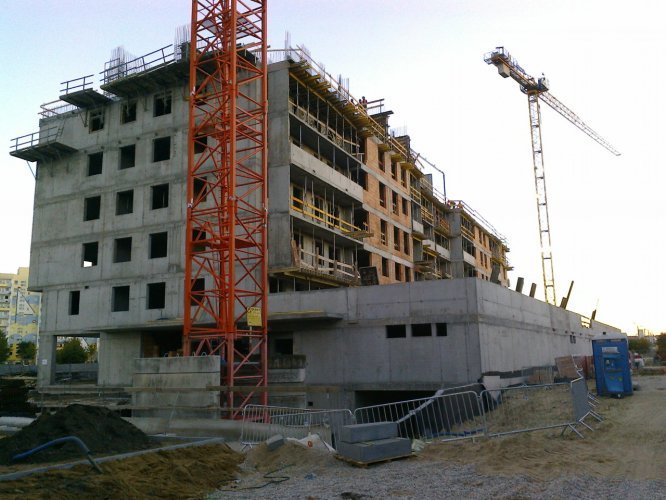 Budynek Delta - narożnik północny, widoczne patio na piętrze 1 od strony parku, dostępne dla mieszkańców.