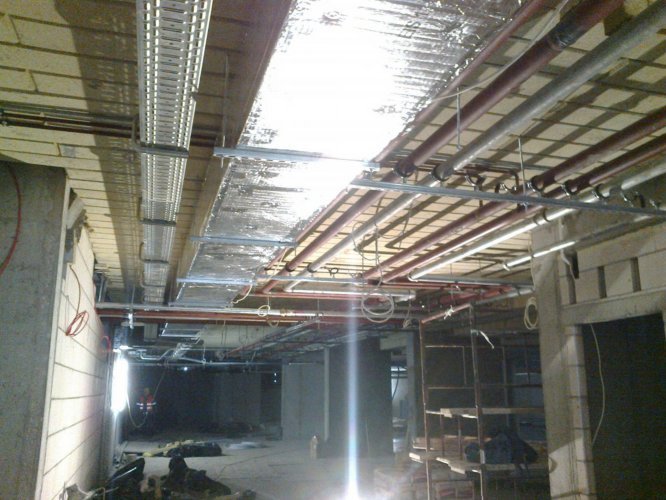 Budynek Delta - wewnętrzne instalacje ukladane pod sufitem podziemnej hali garażowej na poziomie -1.