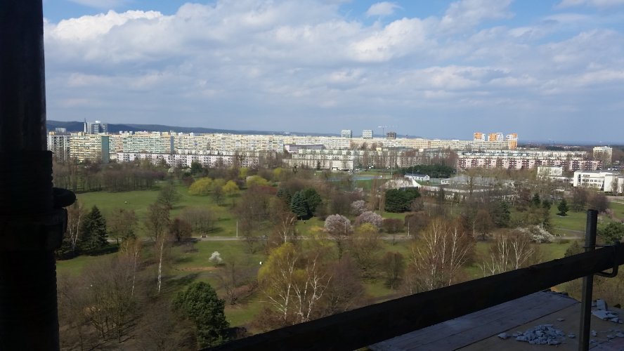 Budynek Delta - widok z mieszkania w kierunku Gdyni, z parkiem im. Jana Pawła II na pierwszym planie.