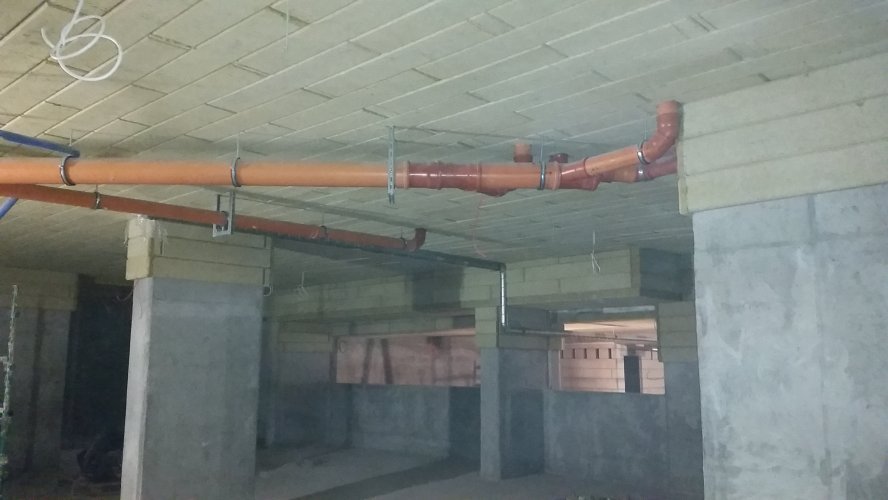Budynek Delta - instalacje wodne zamontowane pod sufitem w części podziemnej budynku.