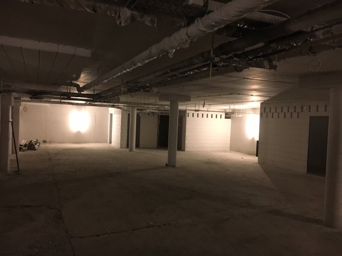 Budynek Delta - podziemna hala garażowa z pomieszczeniami przyparkingowymi na poziomie -1.