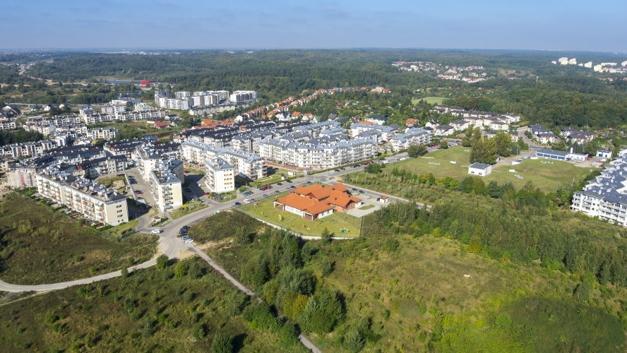 Teren inwestycji Domy pod Koroną, widok z lotu ptaka w kierunku północno-zachodnim.