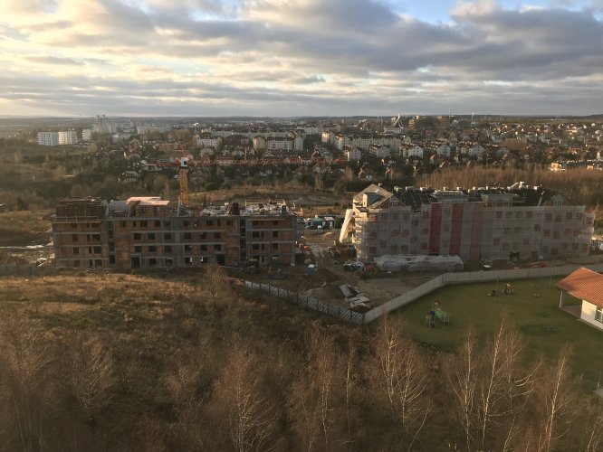 Domy pod Koroną - północne elewacje budynków 1 i 2. Widok z dźwigu inwestycji Zielona Aleja w kierunku południowym.