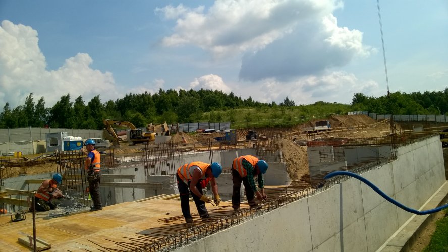 Budynek 1 - prace na poziomie stropu nad podziemną halą garażową, widok w kierunku północno-wschodnim.