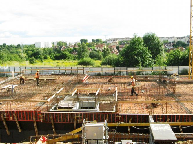 Budynek 2 - zbrojenia stropu nad poziomem -1 tuż przed zalaniem betonem. W tle widok na panoramę Jasienia.