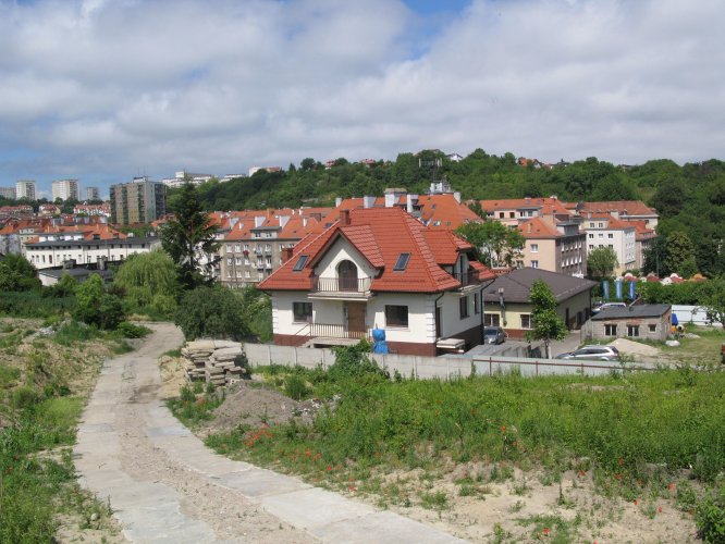 Kamienice Malczewskiego 2 - sąsiadująca z terenem inwestycji zabudowa jednorodzinna.