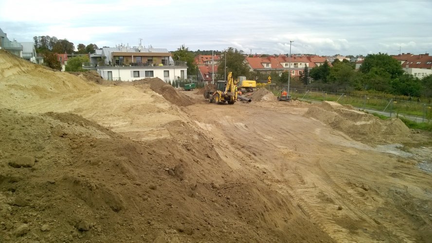 Sprzęt budowlany na terenie Kamienic Malczewskiego 2, widok w kierunku północnym.