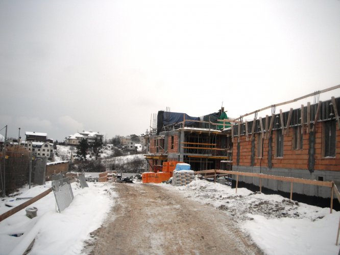 Budynek 2 - fragment elewacji północnej, widok w kierunku ul. Sołeckiej i wjazdu na teren osiedla.
