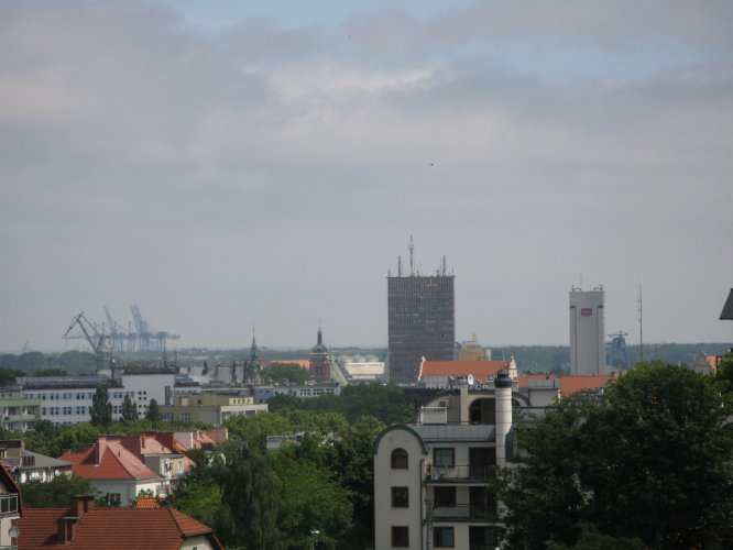 Zbliżenie panoramy Gdańska  z żurawiami portowymi - widok z ul. Na Zboczu.