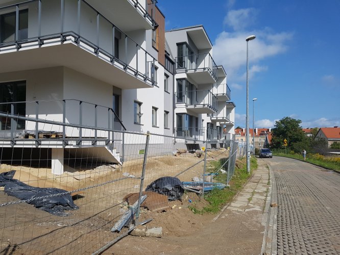 Budynek 1 - fragment elewcji wschodniej od strony ul. Sołeckiej. Widoczne duże, narożne balkony mieszkań południowo-wschodnich.