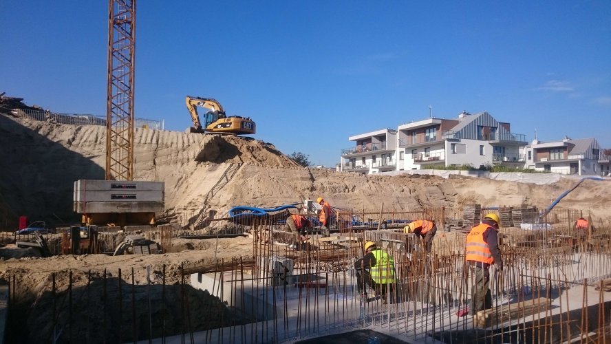 Budynek 1 - realizacja kondygnacji podziemnej, widok w kierunku północno-zachodnim, w tle oddane wcześniej budynki.