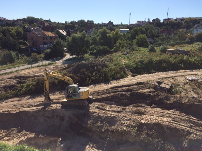 Niwelacja terenu pod przyszłe budynki inwestycji Kamienice Malczewskiego 2. Widok w kierunku południowym.