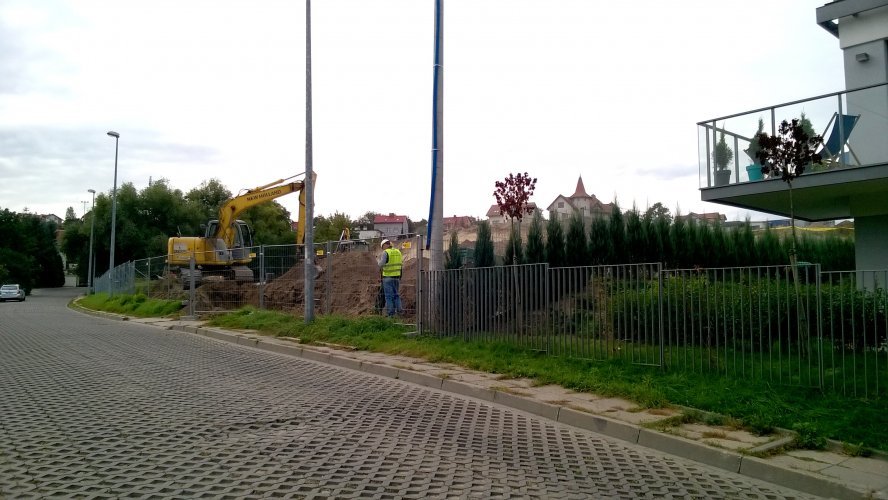Teren inwestycji Kamienice Malczewskiego 2, widok od strony przyszłego wjazdu na osiedle z ulicy Sołeckiej.