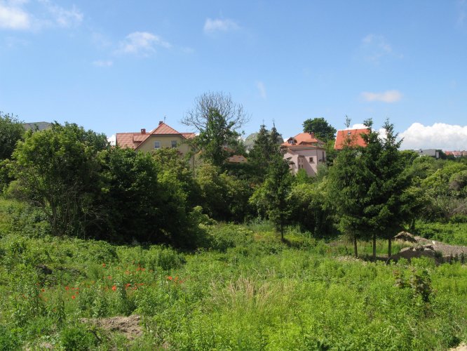 Kamienice Malczewskiego 2 - domy jednorodzinne sąsiadujące z terenem inwestycji od strony południowo-zachodniej.