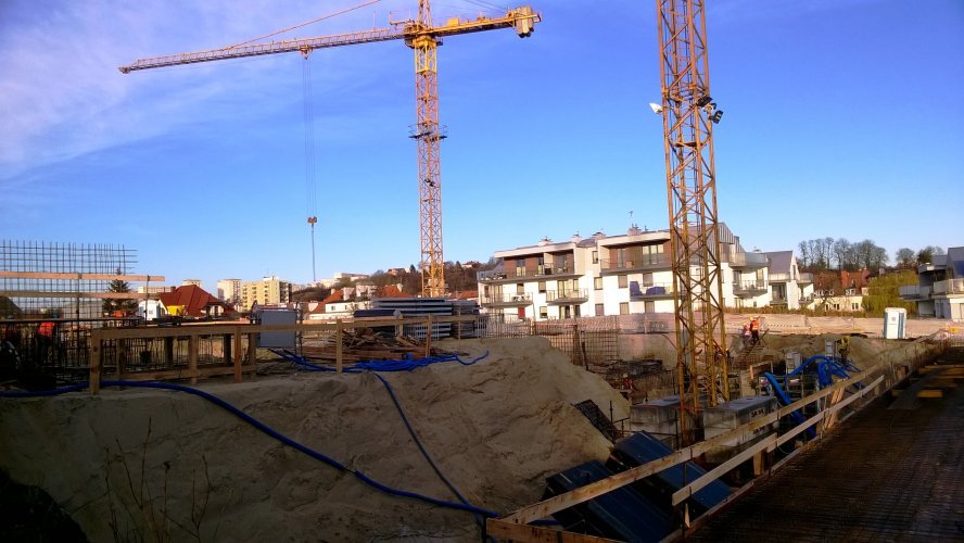 Plac budowy 3 pierwszych budynków II etapu Kamienic Malczewskiego 2, w tle widocznie budynki oddane do użytku.