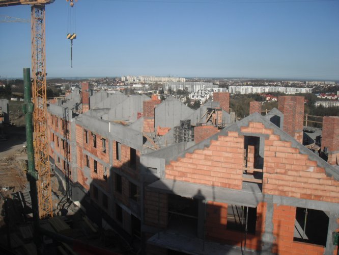 Budynek 17 - prace na poziomie dachu, widok w kierunku północno-wschodnim, z panoramą Gdańska w tle.