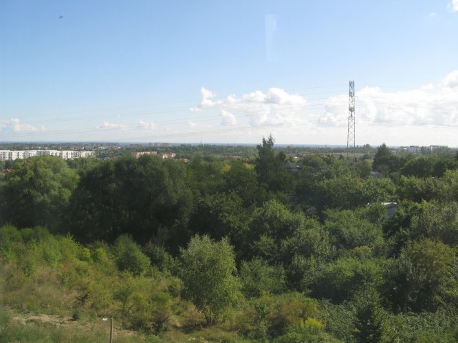 Budynek 17 - widok z balkonu mieszkania na 1 piętrze w kierunku wschodnim, z panoramą Gdańska w tle.
